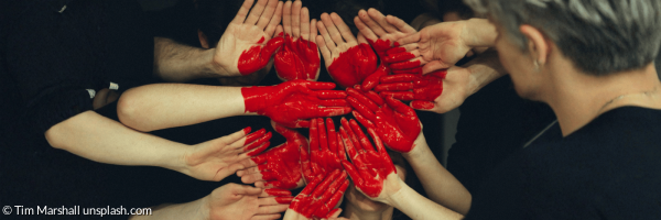 Gemeindeleben dargestellt durch Hände mit Herzbemalung