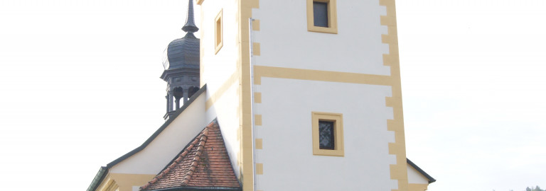Kirche Gleisenau in der Außenansicht von der Turmseite.